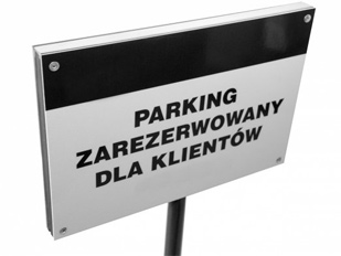 Tabliczka parkingowa na słupku