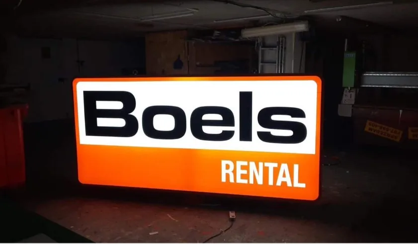 Podświetlany kaseton reklamowy LED Boels Rental gotowy w warsztacie